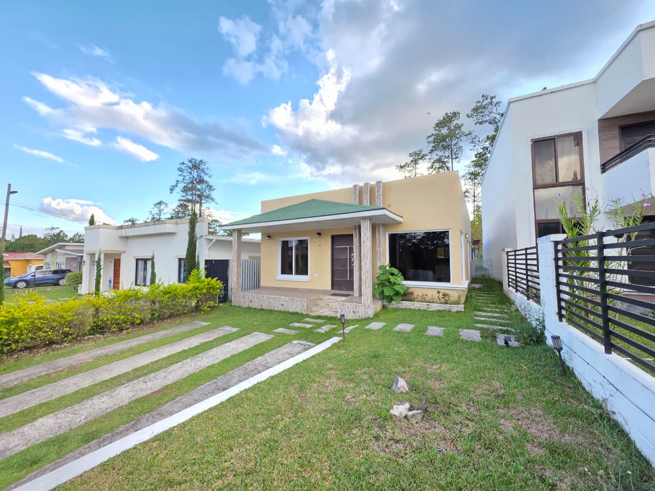 Venta de bella casa en Residencial Altamira, Valle de Ángeles