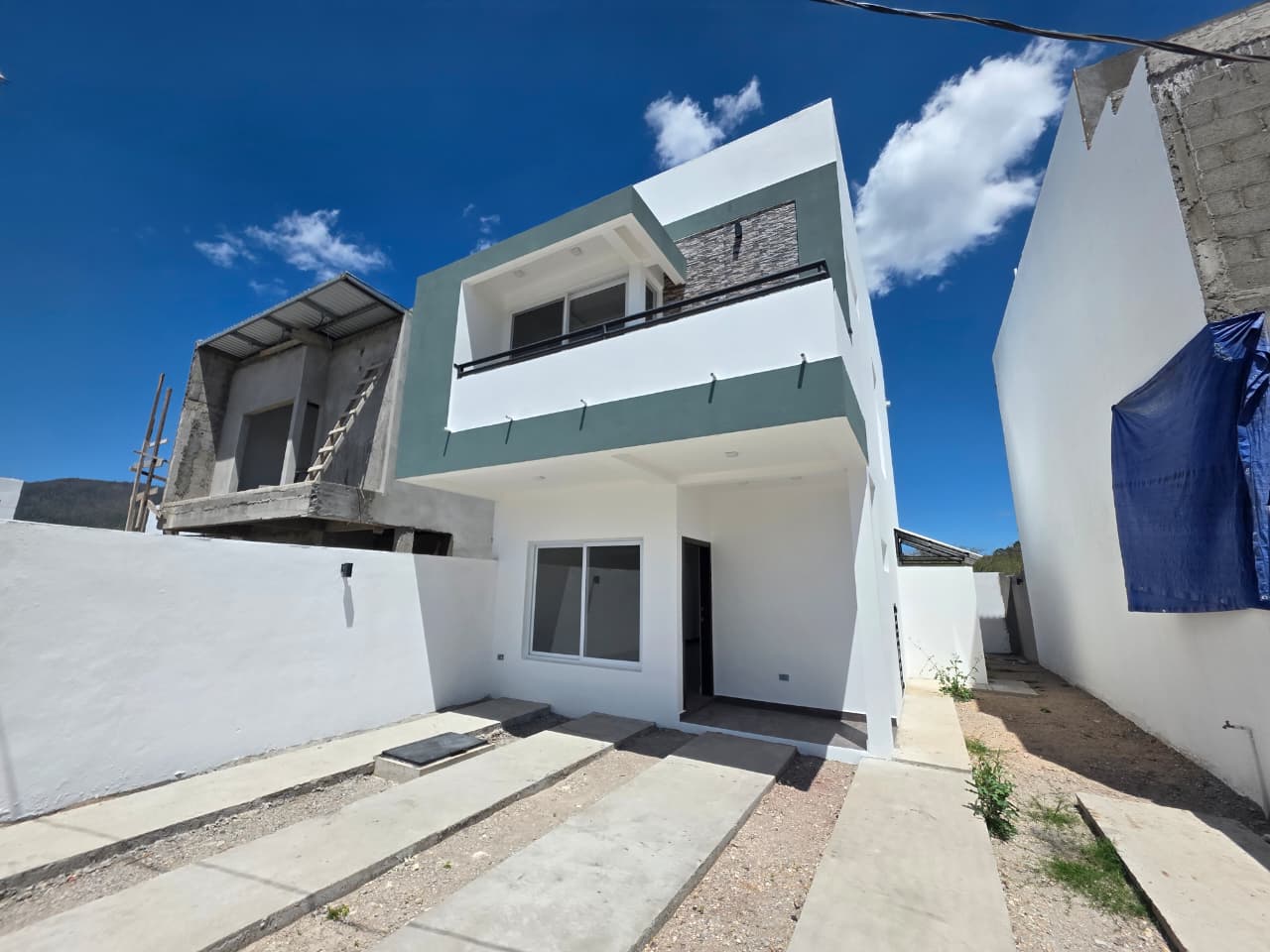 Renta de casa nueva en Las Casitas, Villa Verde