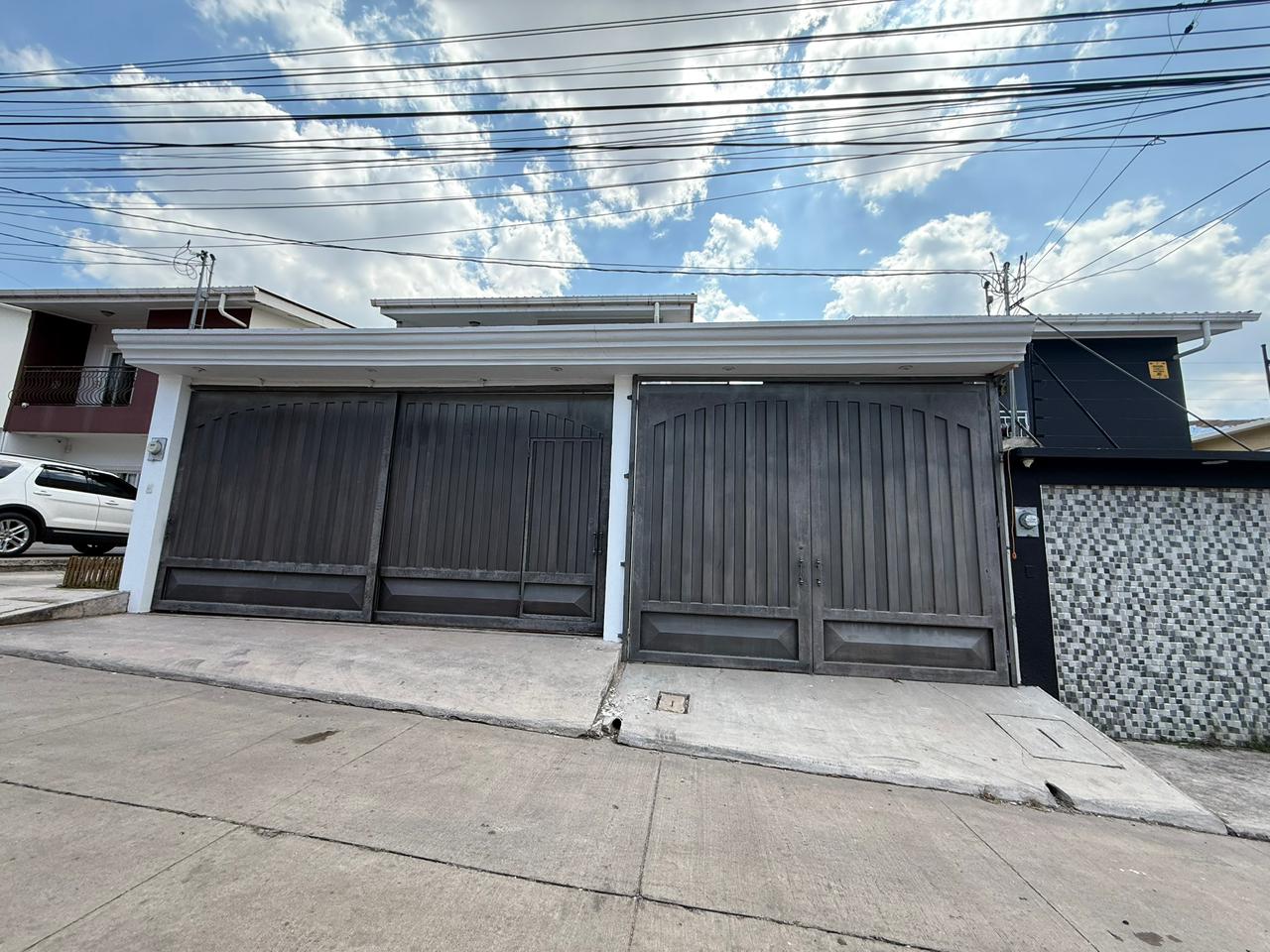 Alquiler de amplia casa en Colonia Miraflores Sur, Tegucigalpa