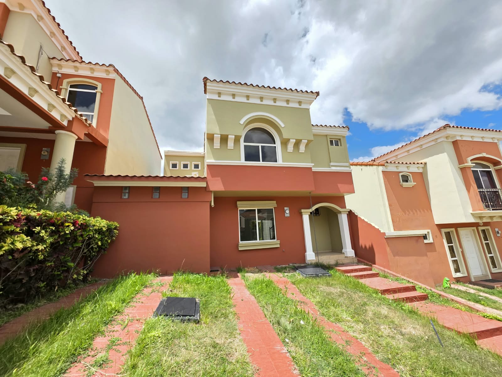 Alquiler de casa con piscina en Residencial El Sauce, Villas las Acacias, Tegucigalpa