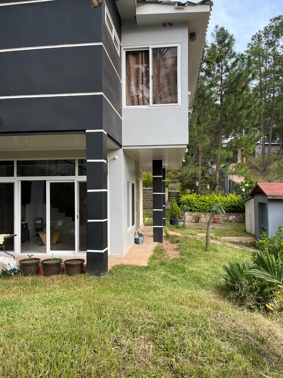 Venta de casa en Pinares de Oriente