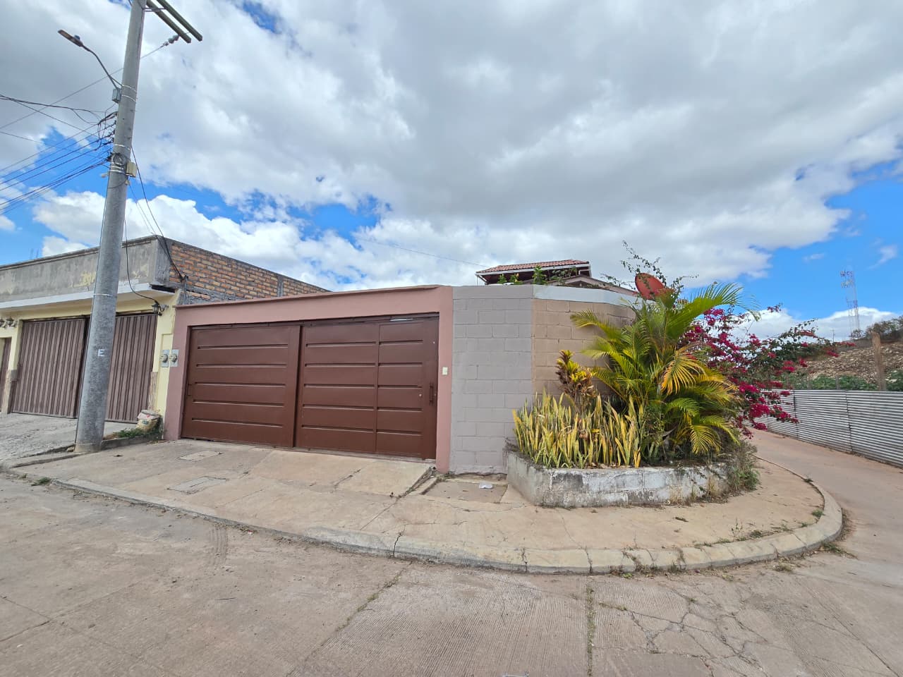 Venta de casa de esquina en Residencial Hacienda Real